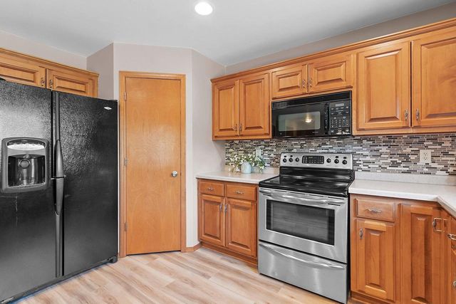5071 SNAPDRAGON CIRCLE, Little Suamico, WI 54141