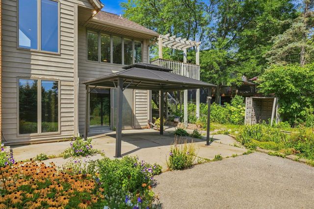 386 Bear Avenue S, Vadnais Heights, MN 55127