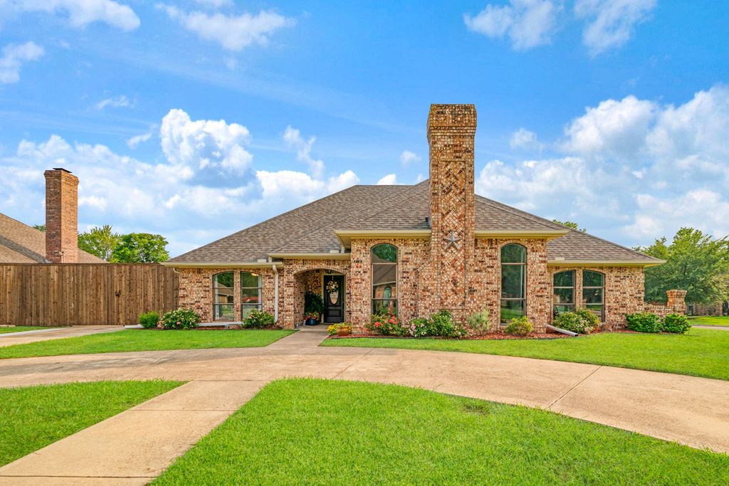 1945 N Collegiate Drive, Paris, TX 75462