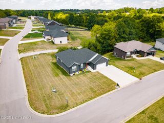 19 Clubhouse Ct, Taylorsville, KY 40071