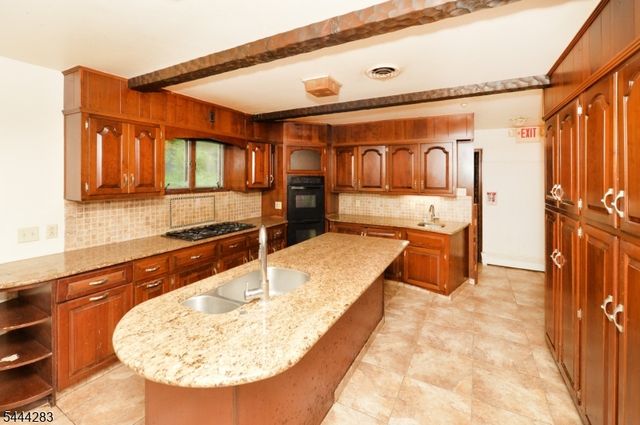 105 Ricker Dr, Ringwood Boro, NJ 07456