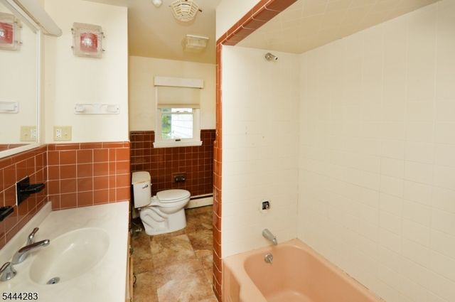 105 Ricker Dr, Ringwood Boro, NJ 07456