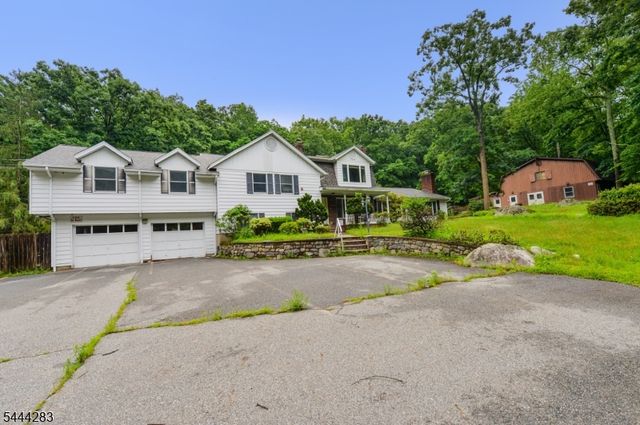 105 Ricker Dr, Ringwood Boro, NJ 07456