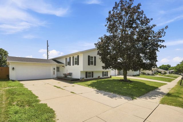 2817 HIGH POINT Drive, Davenport, IA 52806