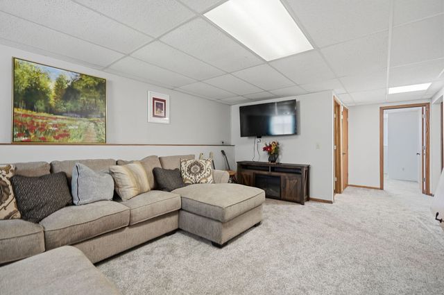 2817 HIGH POINT Drive, Davenport, IA 52806