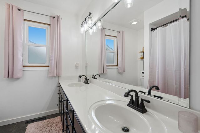 2817 HIGH POINT Drive, Davenport, IA 52806