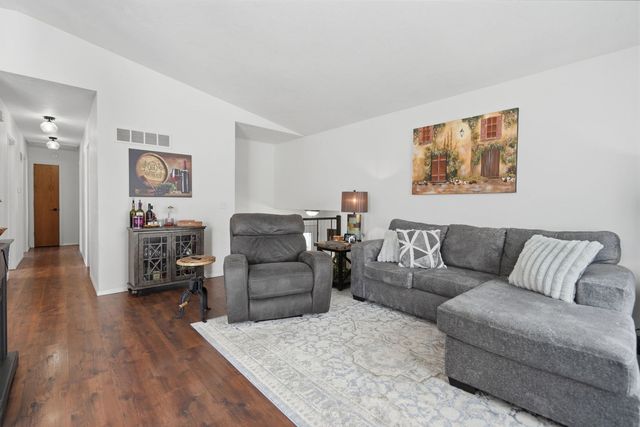 2817 HIGH POINT Drive, Davenport, IA 52806