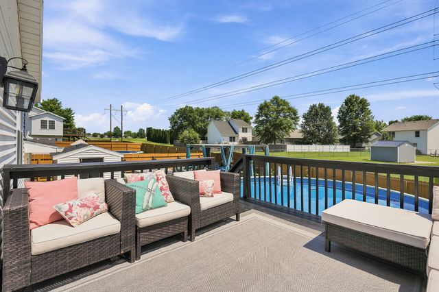 2817 HIGH POINT Drive, Davenport, IA 52806