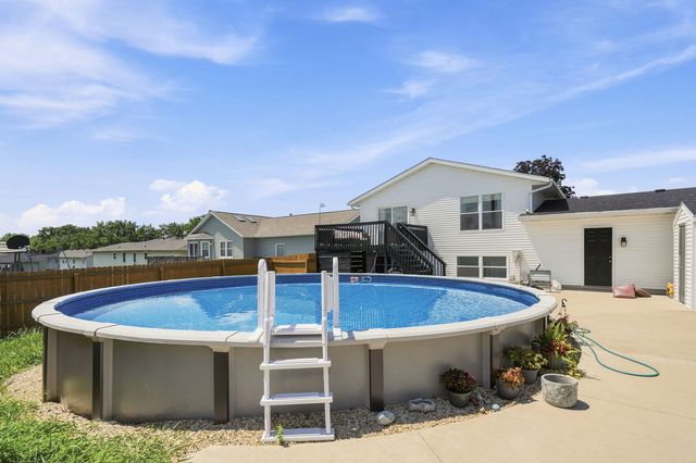 2817 HIGH POINT Drive, Davenport, IA 52806