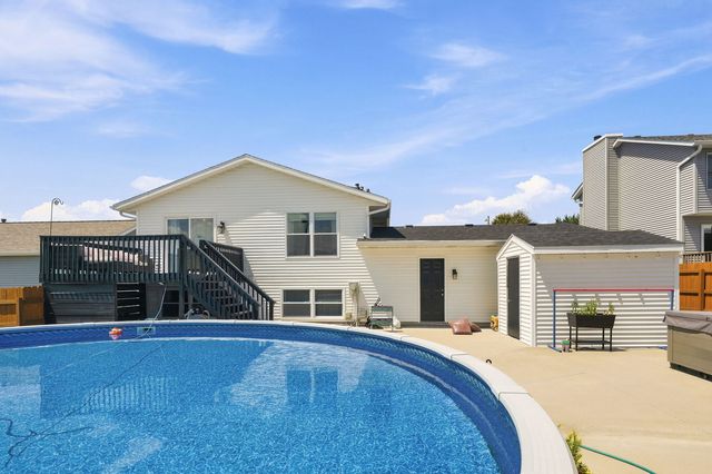 2817 HIGH POINT Drive, Davenport, IA 52806