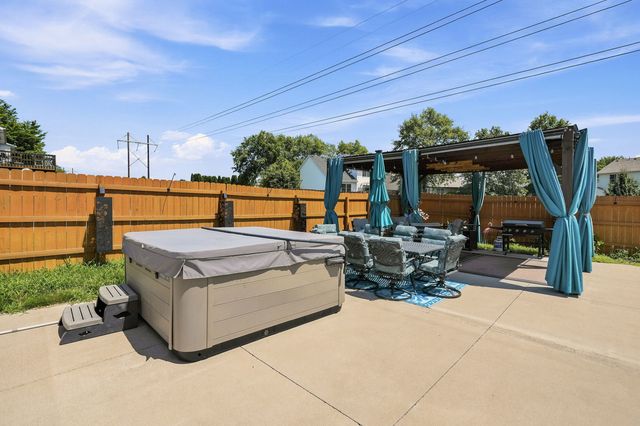 2817 HIGH POINT Drive, Davenport, IA 52806