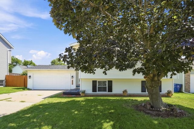 2817 HIGH POINT Drive, Davenport, IA 52806