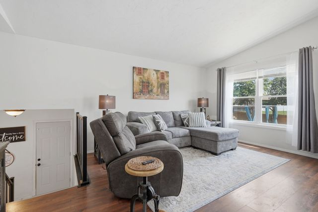 2817 HIGH POINT Drive, Davenport, IA 52806