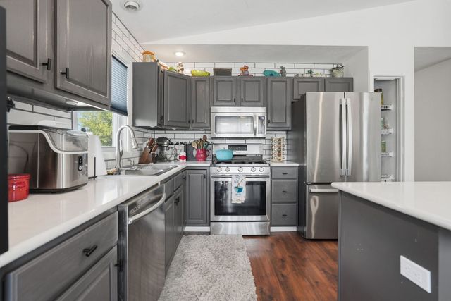 2817 HIGH POINT Drive, Davenport, IA 52806