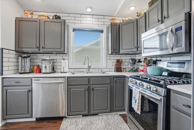 2817 HIGH POINT Drive, Davenport, IA 52806