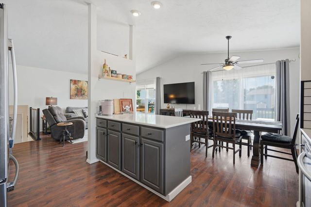 2817 HIGH POINT Drive, Davenport, IA 52806