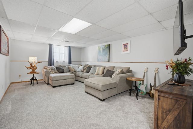 2817 HIGH POINT Drive, Davenport, IA 52806