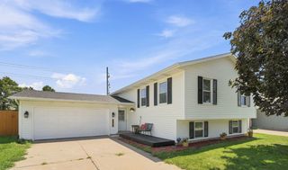 2817 HIGH POINT Drive, Davenport, IA 52806