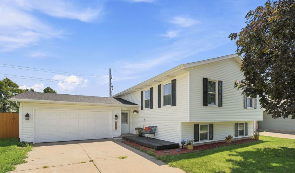 2817 HIGH POINT Drive, Davenport, IA 52806