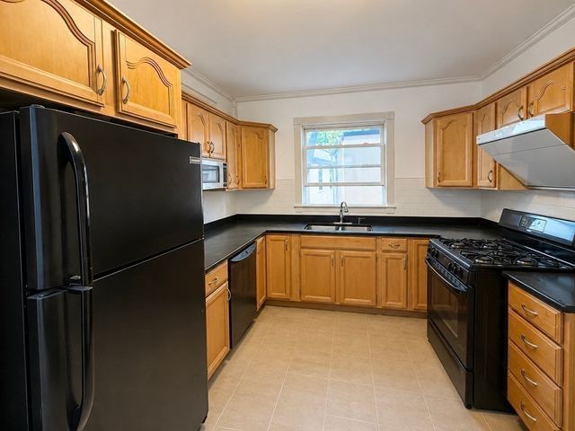 59 Sacramento St 11, Cambridge, MA 02138
