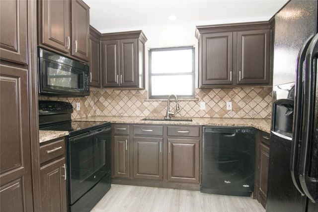 2007 Clubview Drive, Carrollton, TX 75006