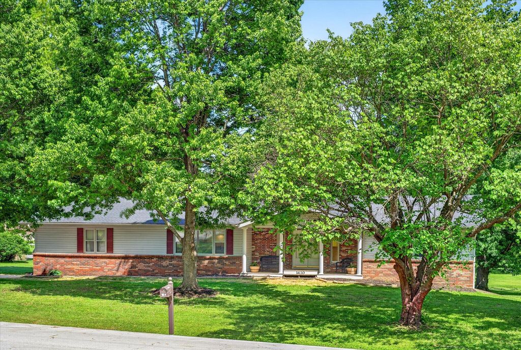 1410 S Briar Avenue, Springfield, MO 65809