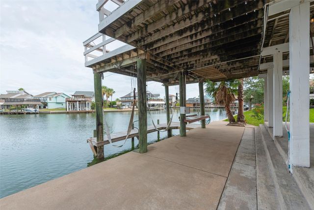 1426 Tiki Drive, Tiki Island, TX 77554