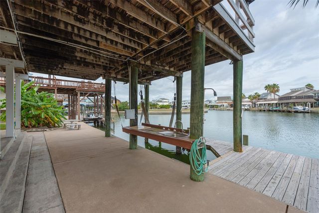 1426 Tiki Drive, Tiki Island, TX 77554