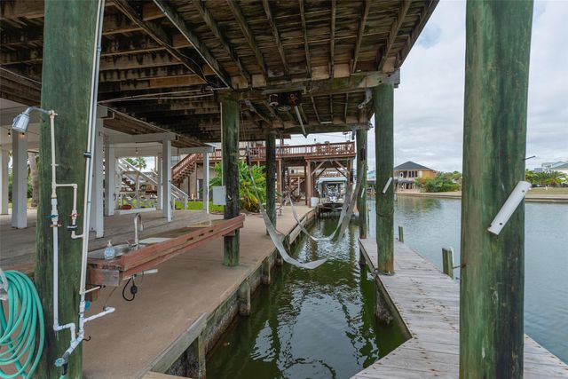 1426 Tiki Drive, Tiki Island, TX 77554