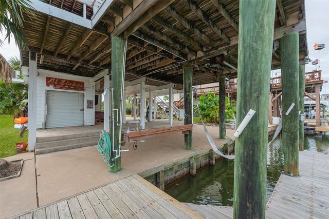 1426 Tiki Drive, Tiki Island, TX 77554