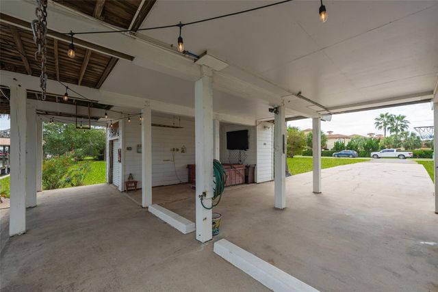 1426 Tiki Drive, Tiki Island, TX 77554