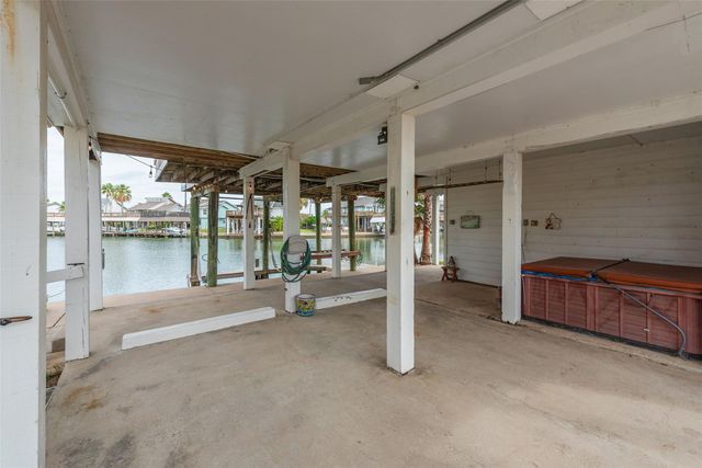 1426 Tiki Drive, Tiki Island, TX 77554