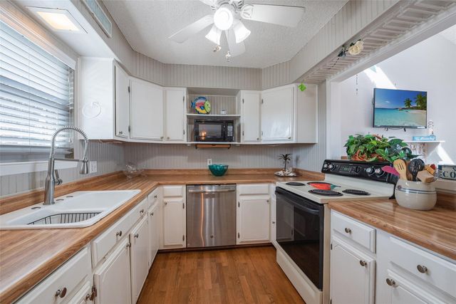 1426 Tiki Drive, Tiki Island, TX 77554