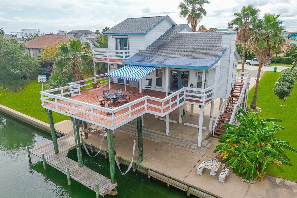 1426 Tiki Drive, Tiki Island, TX 77554