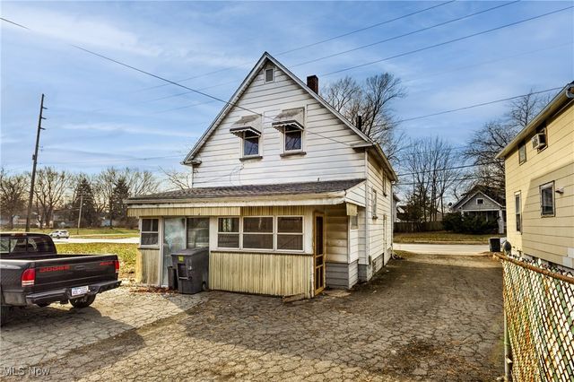 642 Parkman Road NW, Warren, OH 44485