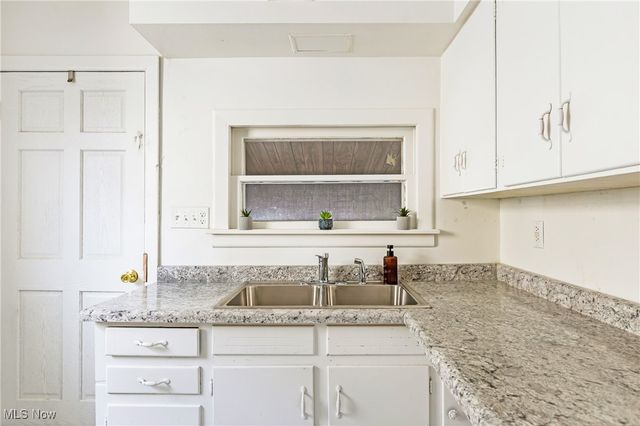 642 Parkman Road NW, Warren, OH 44485