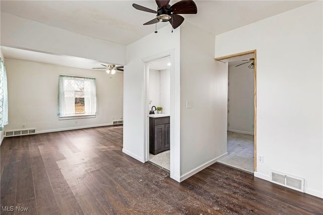 642 Parkman Road NW, Warren, OH 44485