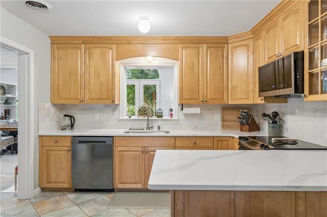 203 Bayview DR, Yorktown, VA 23692