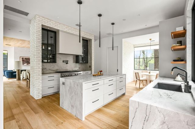 1102 Heritage WAY, Austin, TX 78703