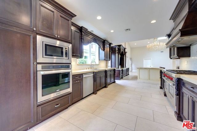18519 Linnet Street, Los Angeles, CA 91356