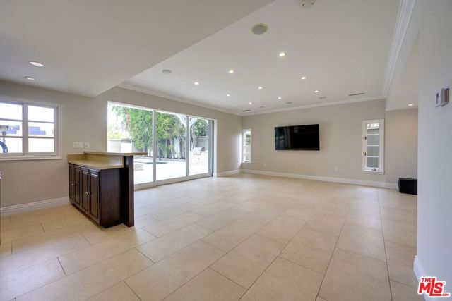18519 Linnet Street, Los Angeles, CA 91356
