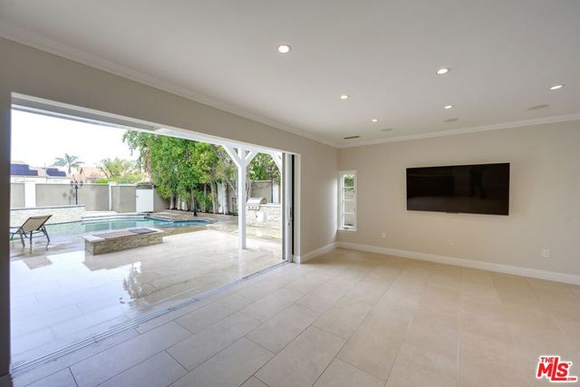18519 Linnet Street, Los Angeles, CA 91356