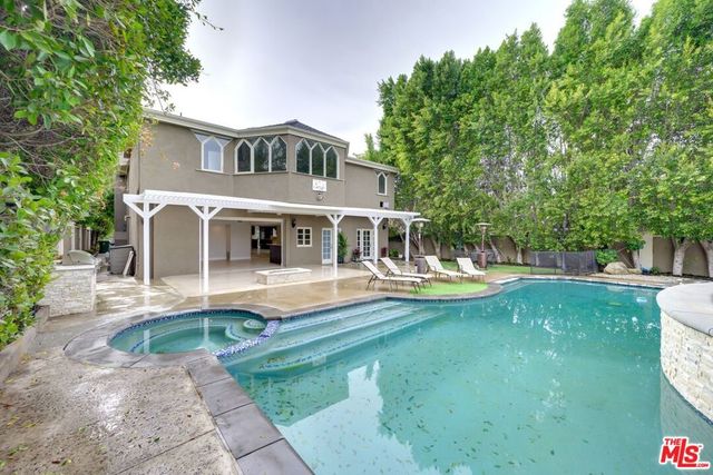 18519 Linnet Street, Los Angeles, CA 91356