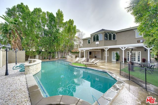 18519 Linnet Street, Los Angeles, CA 91356