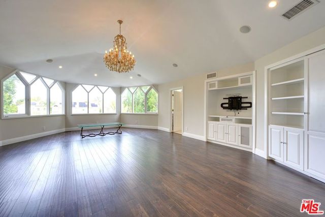 18519 Linnet Street, Los Angeles, CA 91356