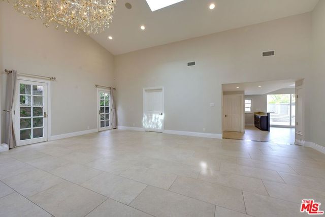 18519 Linnet Street, Los Angeles, CA 91356