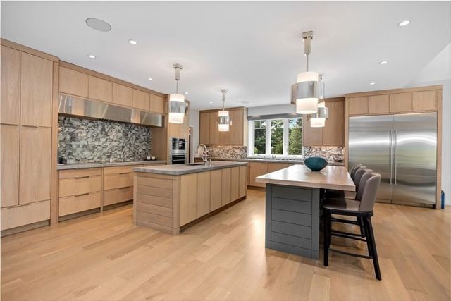 2 Black Rock Dr, Hingham, MA 02043