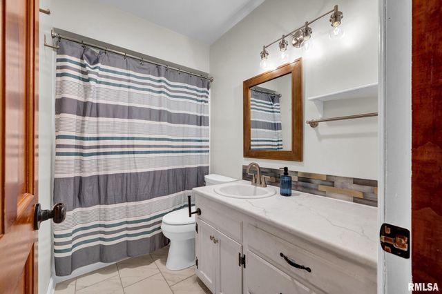 222 E NORTH LAKEVIEW Drive, East Peoria, IL 61611