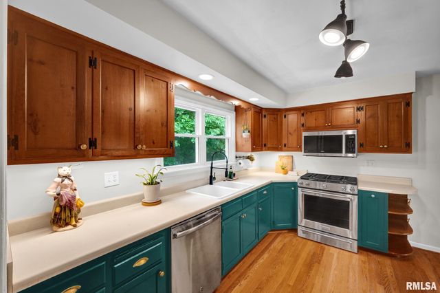 222 E NORTH LAKEVIEW Drive, East Peoria, IL 61611