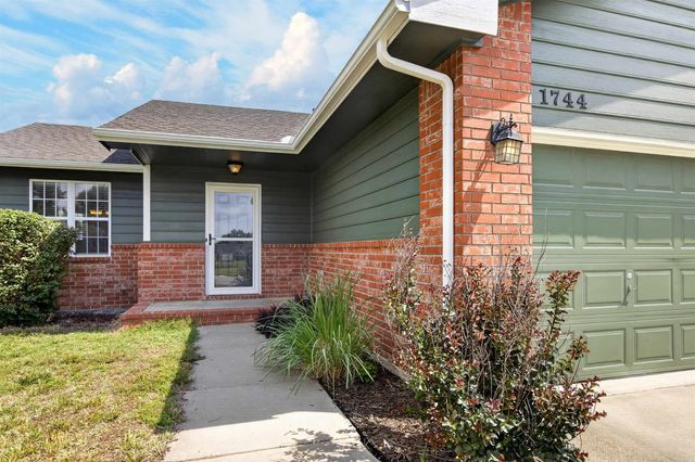 1744 N Country Walk Ln, Mulvane, KS 67110